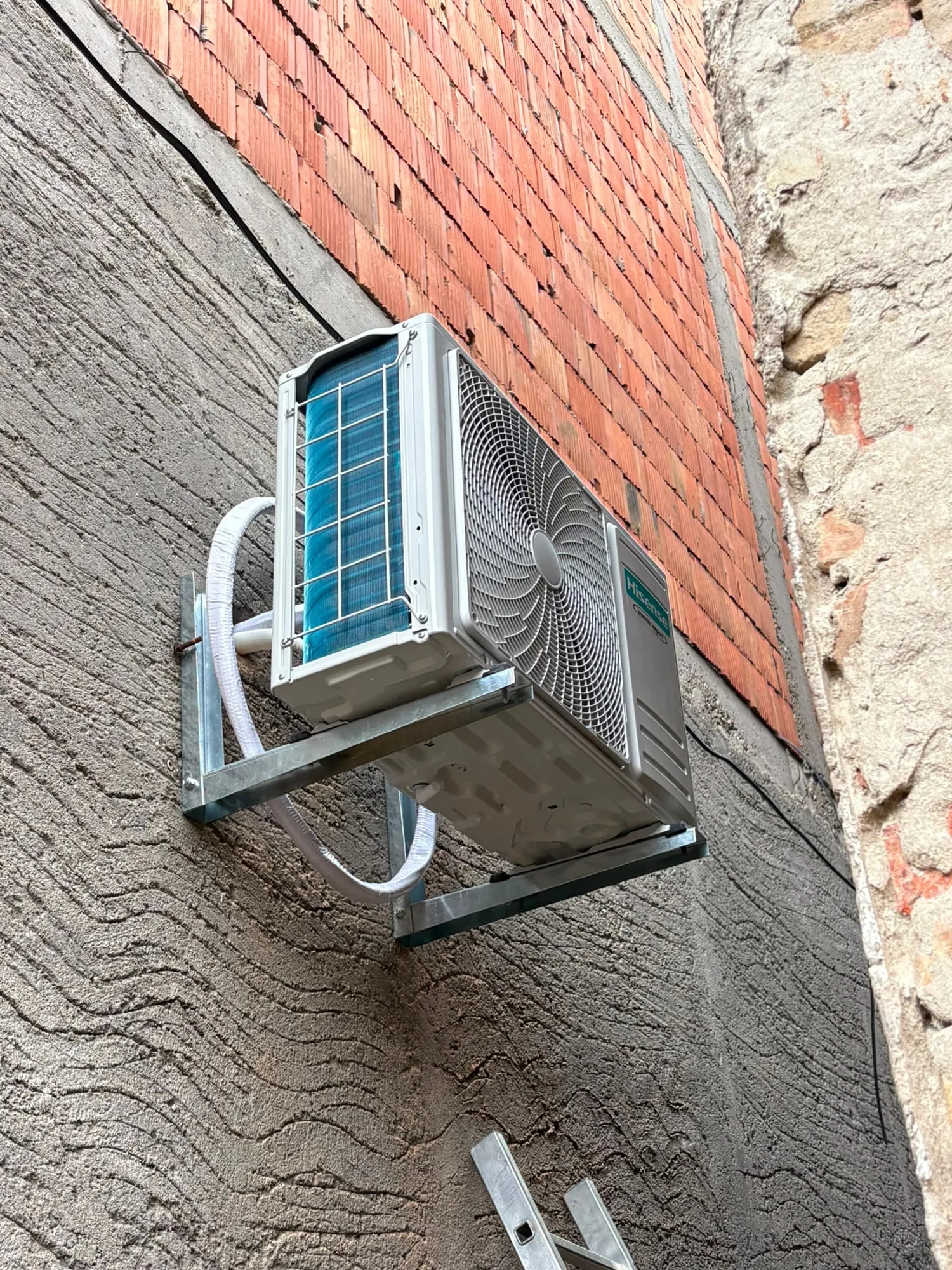Spoljna jedinica postavljena na zid